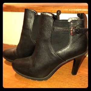 Tahari size 7 1/2 pull on black ankle boots